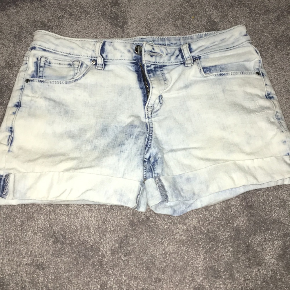 Size 4 acid wash jean shorts.